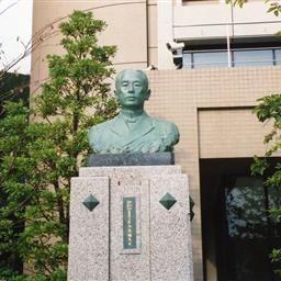 駿河台キャンパス岸本辰雄胸像