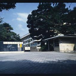 生田キャンパス正門