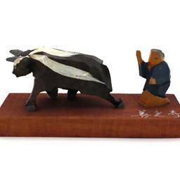 木彫人形《牛に引かれて善光寺参り》